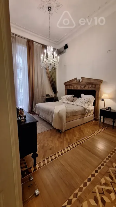 Satılır 6 otaqlı köhnə tikili 380 m²