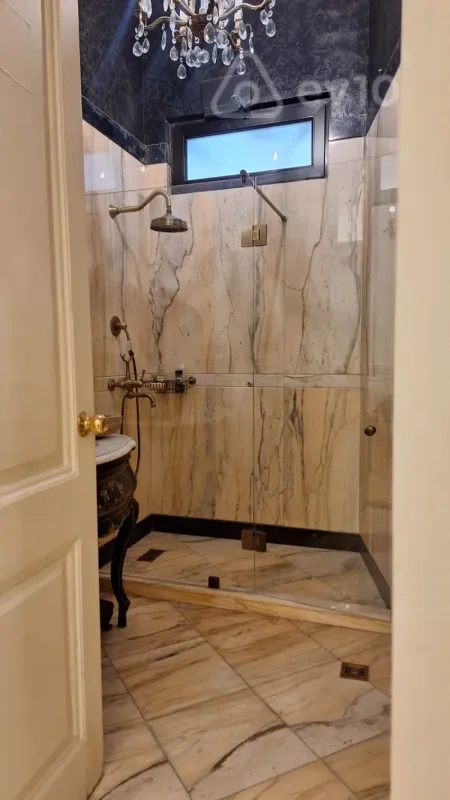 Satılır 6 otaqlı köhnə tikili 380 m²