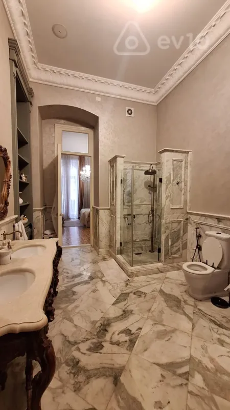 Satılır 6 otaqlı köhnə tikili 380 m²