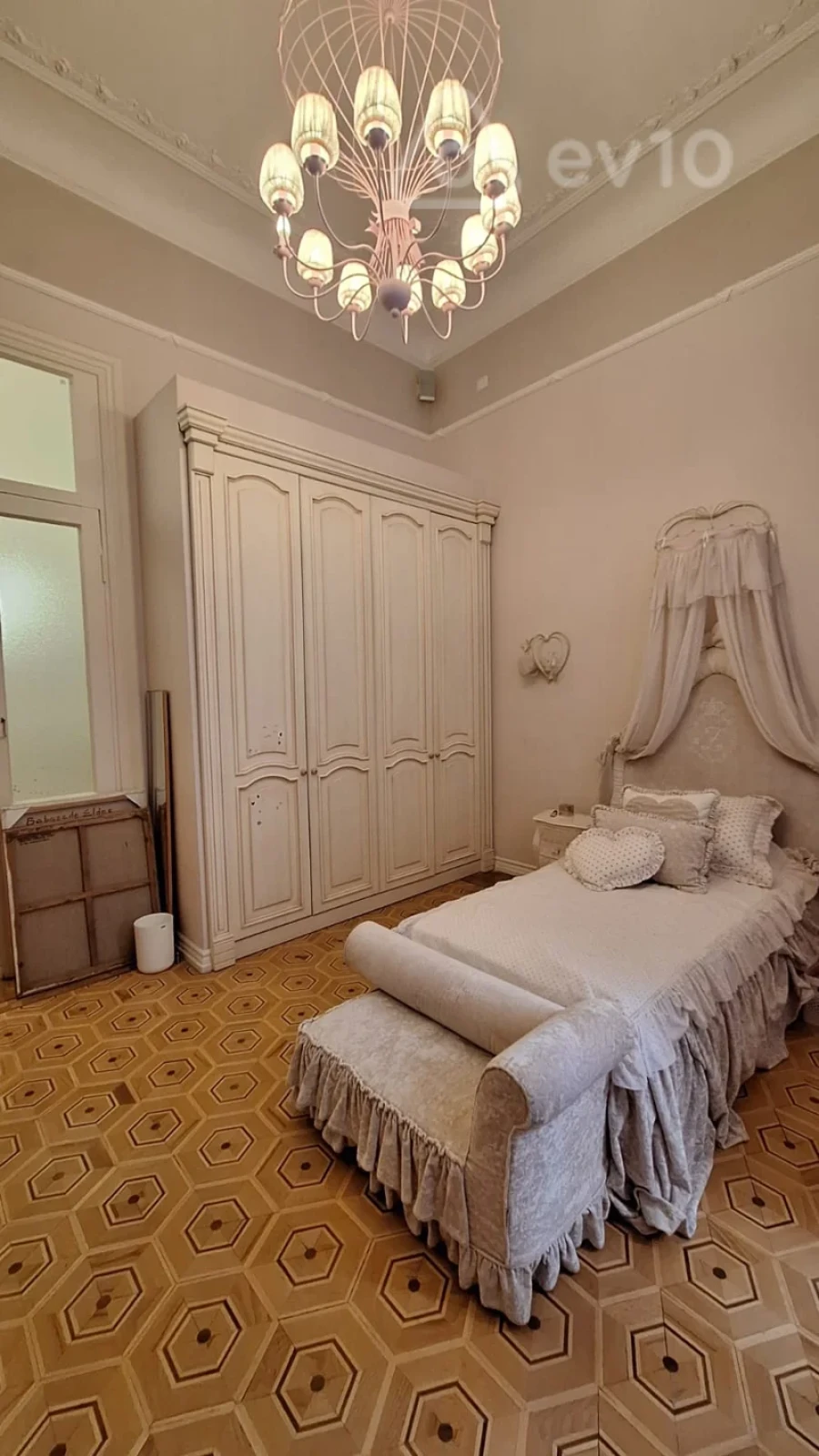 Satılır 6 otaqlı köhnə tikili 380 m²