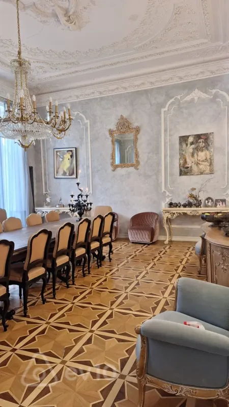 Satılır 6 otaqlı köhnə tikili 380 m²