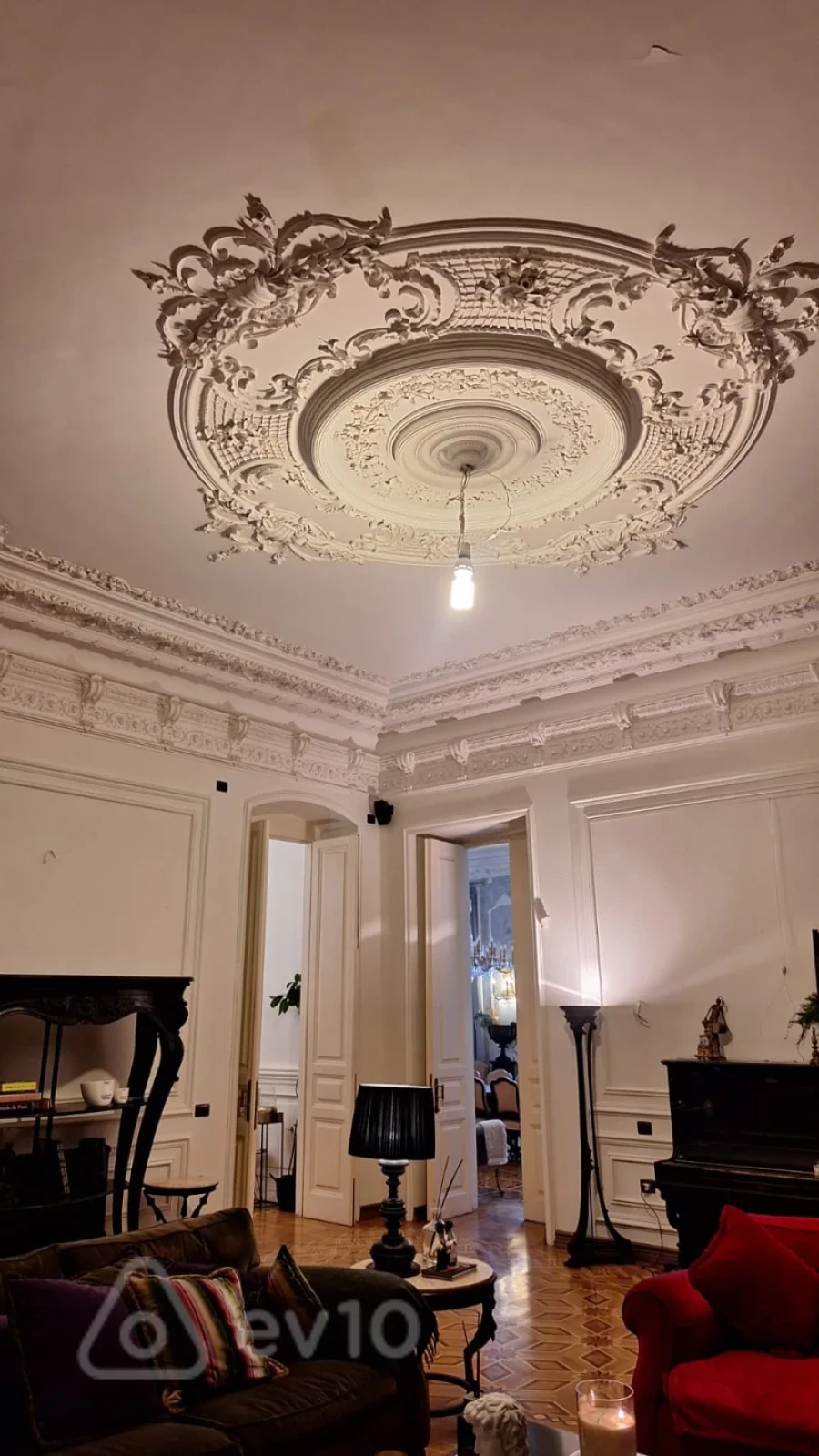 Satılır 6 otaqlı köhnə tikili 380 m²