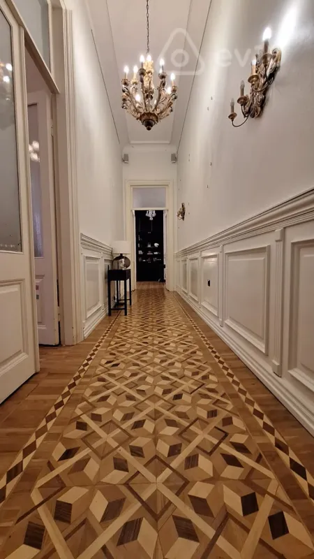 Satılır 6 otaqlı köhnə tikili 380 m²