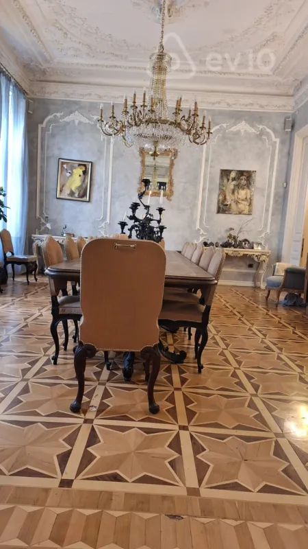 Satılır 6 otaqlı köhnə tikili 380 m²