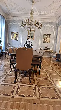 Satılır 6 otaqlı köhnə tikili 380 m²