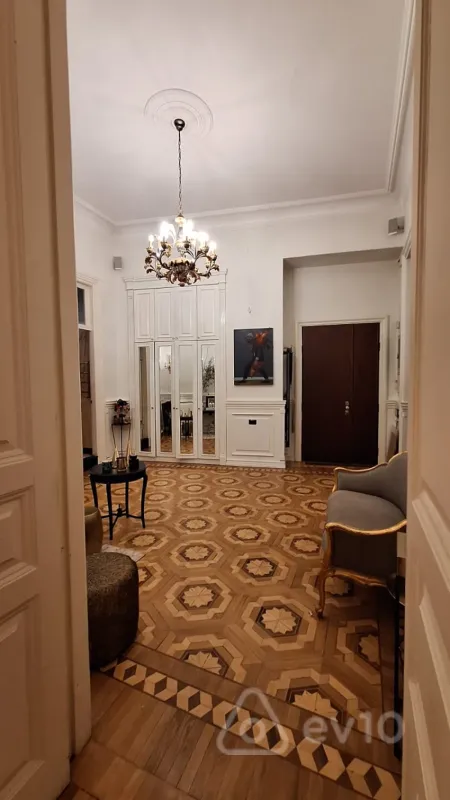 Satılır 6 otaqlı köhnə tikili 380 m²