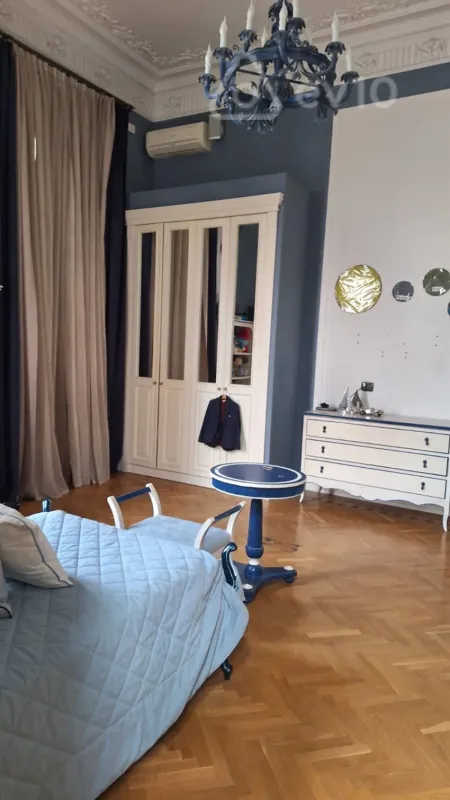 Satılır 6 otaqlı köhnə tikili 380 m²