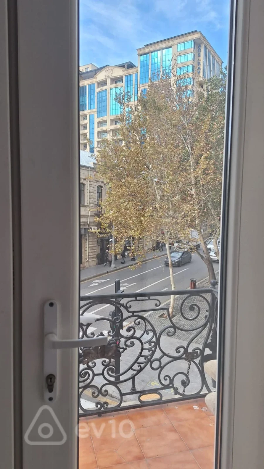 Satılır 6 otaqlı köhnə tikili 380 m²