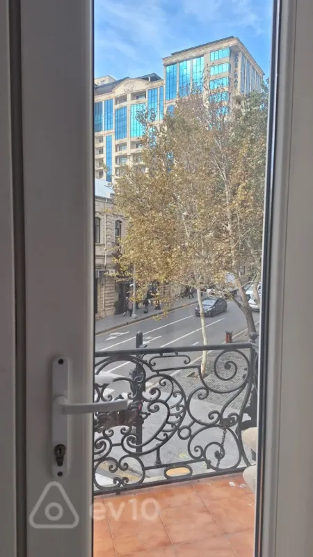 Satılır 6 otaqlı köhnə tikili 380 m²