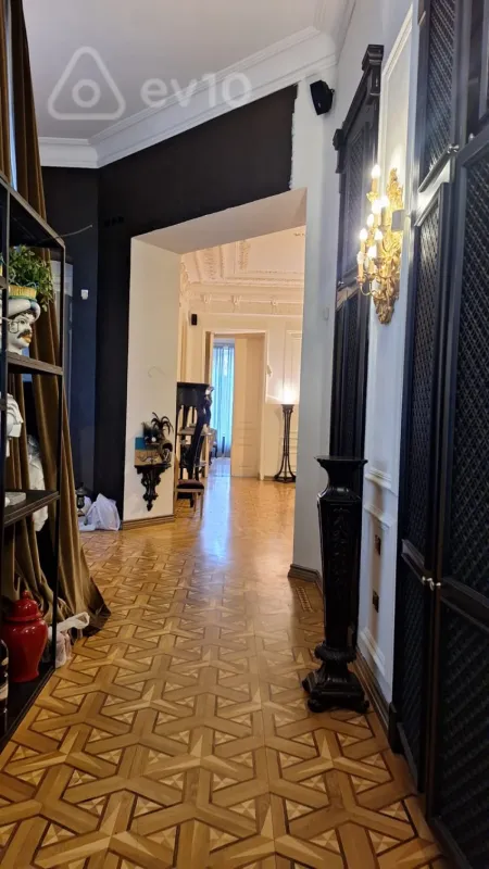 Satılır 6 otaqlı köhnə tikili 380 m²