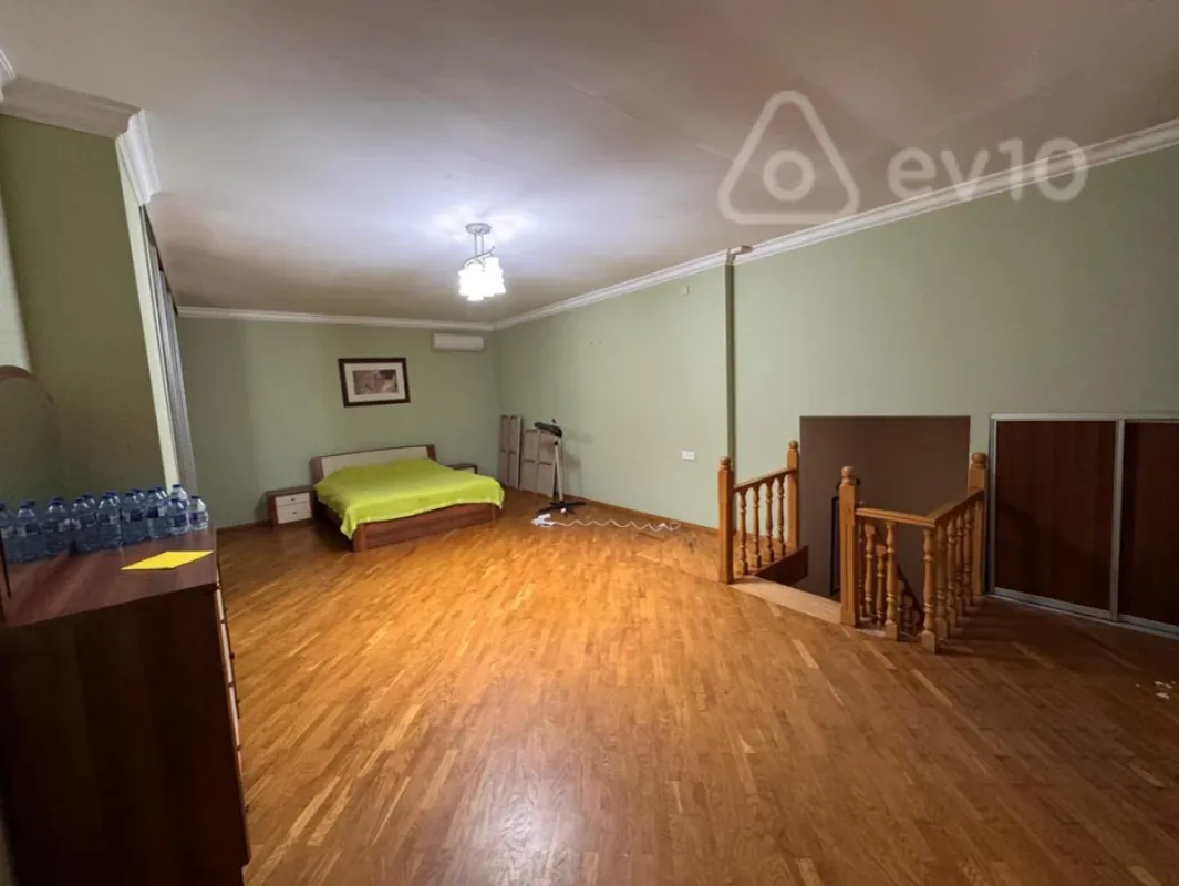 Satılır 2 otaqlı köhnə tikili 90 m²