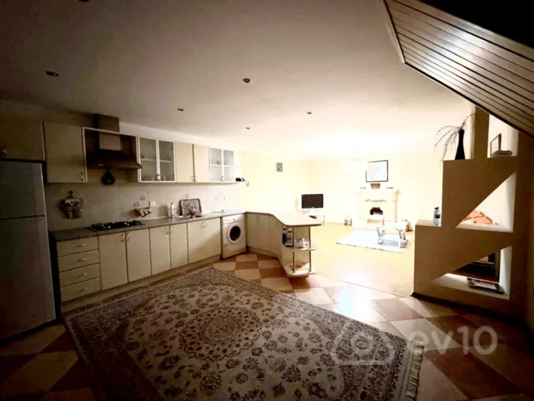 Satılır 2 otaqlı köhnə tikili 90 m²