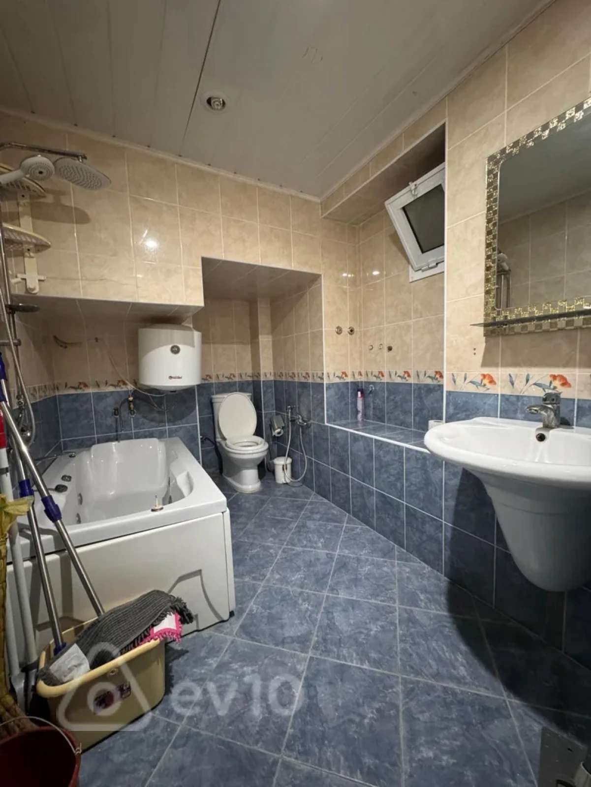 Satılır 2 otaqlı köhnə tikili 90 m²