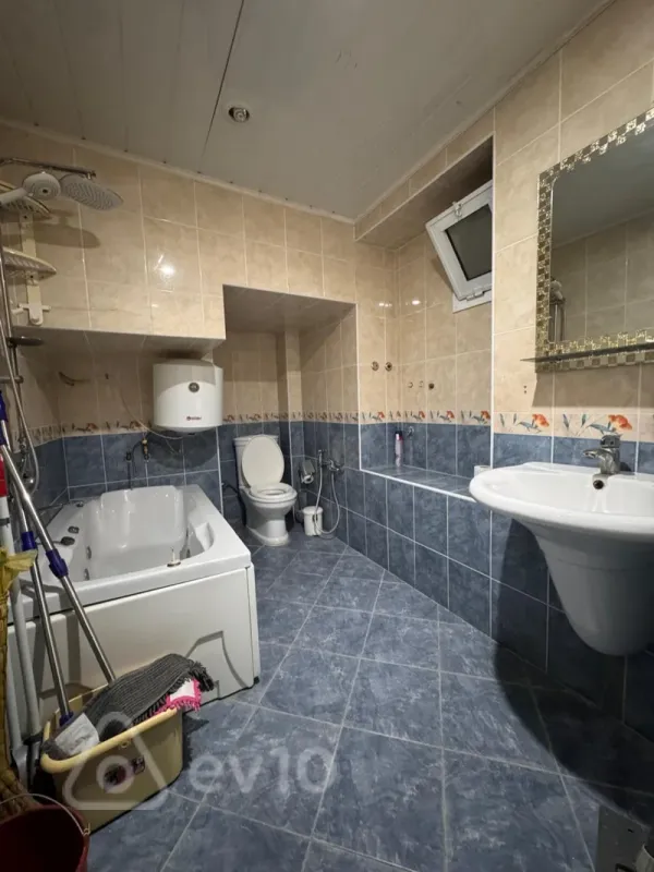 Satılır 2 otaqlı köhnə tikili 90 m²