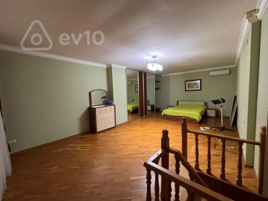 Satılır 2 otaqlı köhnə tikili 90 m²