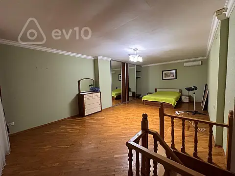 Satılır 2 otaqlı köhnə tikili 90 m²