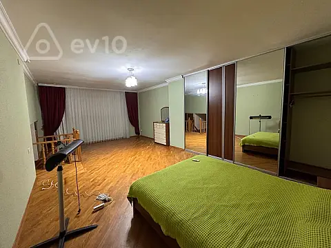 Satılır 2 otaqlı köhnə tikili 90 m²