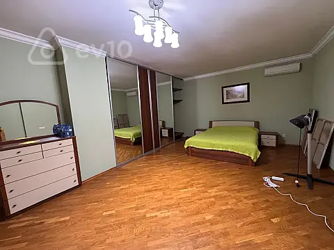 Satılır 2 otaqlı köhnə tikili 90 m²