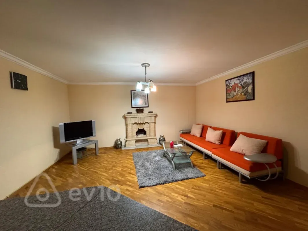 Satılır 2 otaqlı köhnə tikili 90 m²