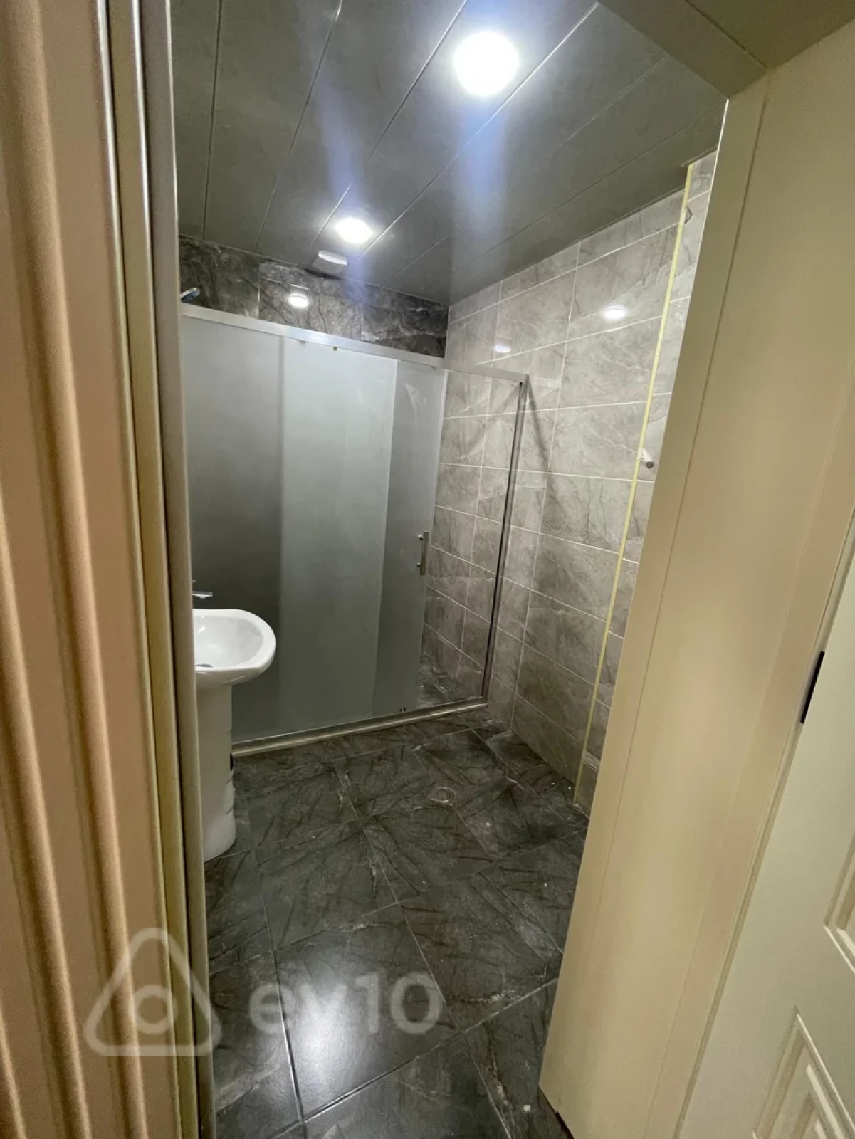 Kirayə verilir 3 otaqlı yeni tikili 120 m²