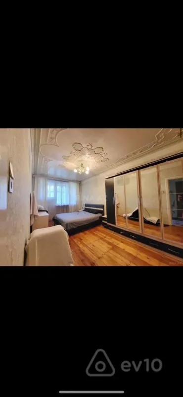 Kirayə verilir 3 otaqlı köhnə tikili 180 m²