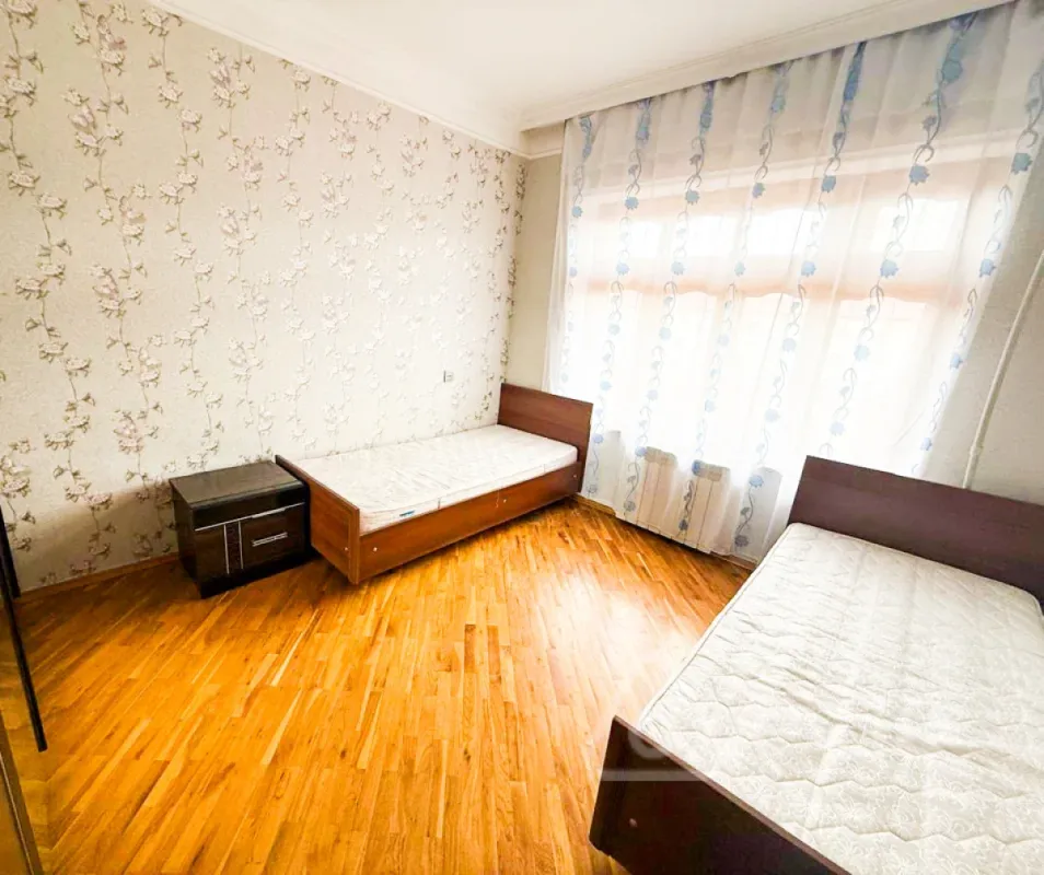 Kirayə verilir 2 otaqlı köhnə tikili 60 m²