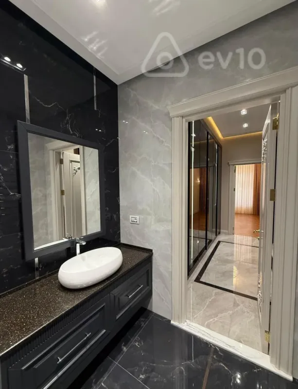 Satılır 4 otaqlı yeni tikili 240 m²