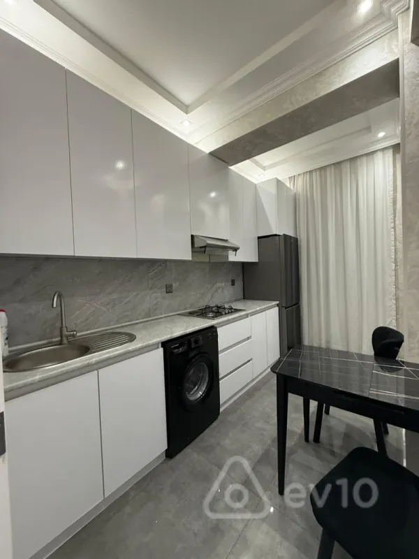 Kirayə verilir 3 otaqlı yeni tikili 95 m²