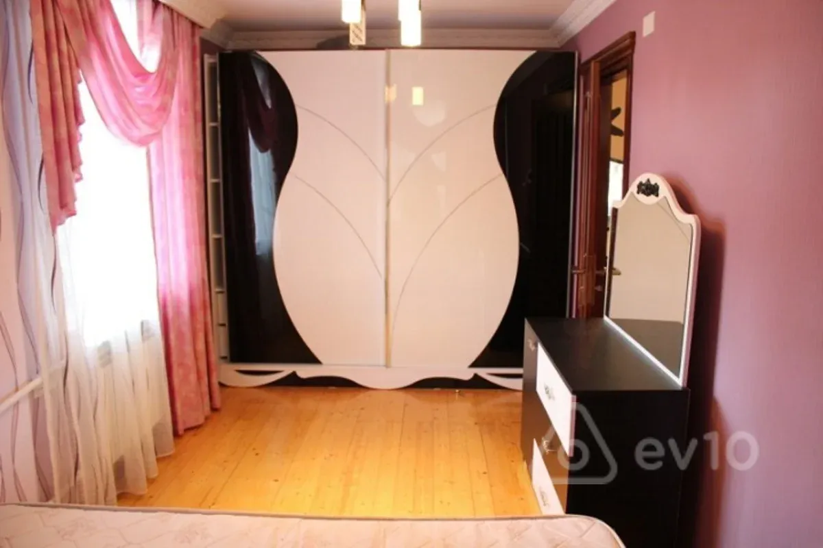 Kirayə verilir 2 otaqlı köhnə tikili 65 m²