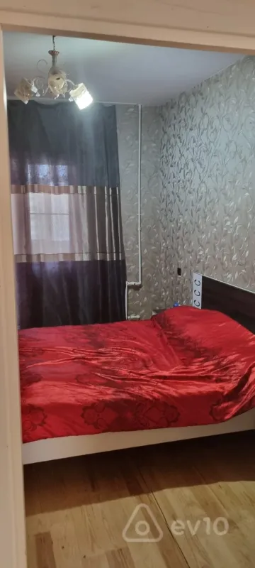 Kirayə verilir 2 otaqlı köhnə tikili 55 m²