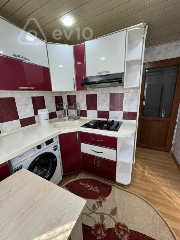 Kirayə verilir 4 otaqlı köhnə tikili 90 m²