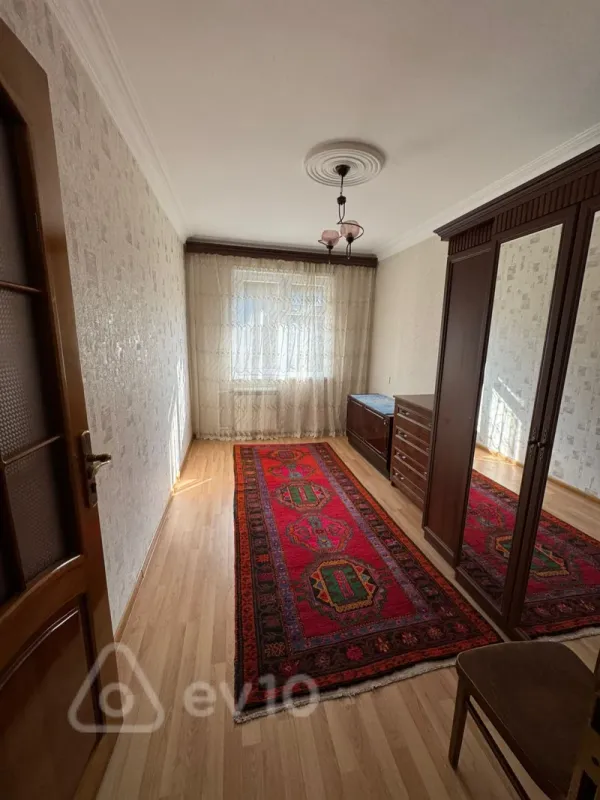 Kirayə verilir 4 otaqlı köhnə tikili 90 m²