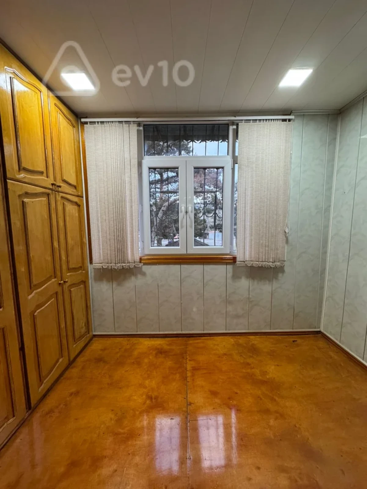 Kirayə verilir 4 otaqlı köhnə tikili 90 m²
