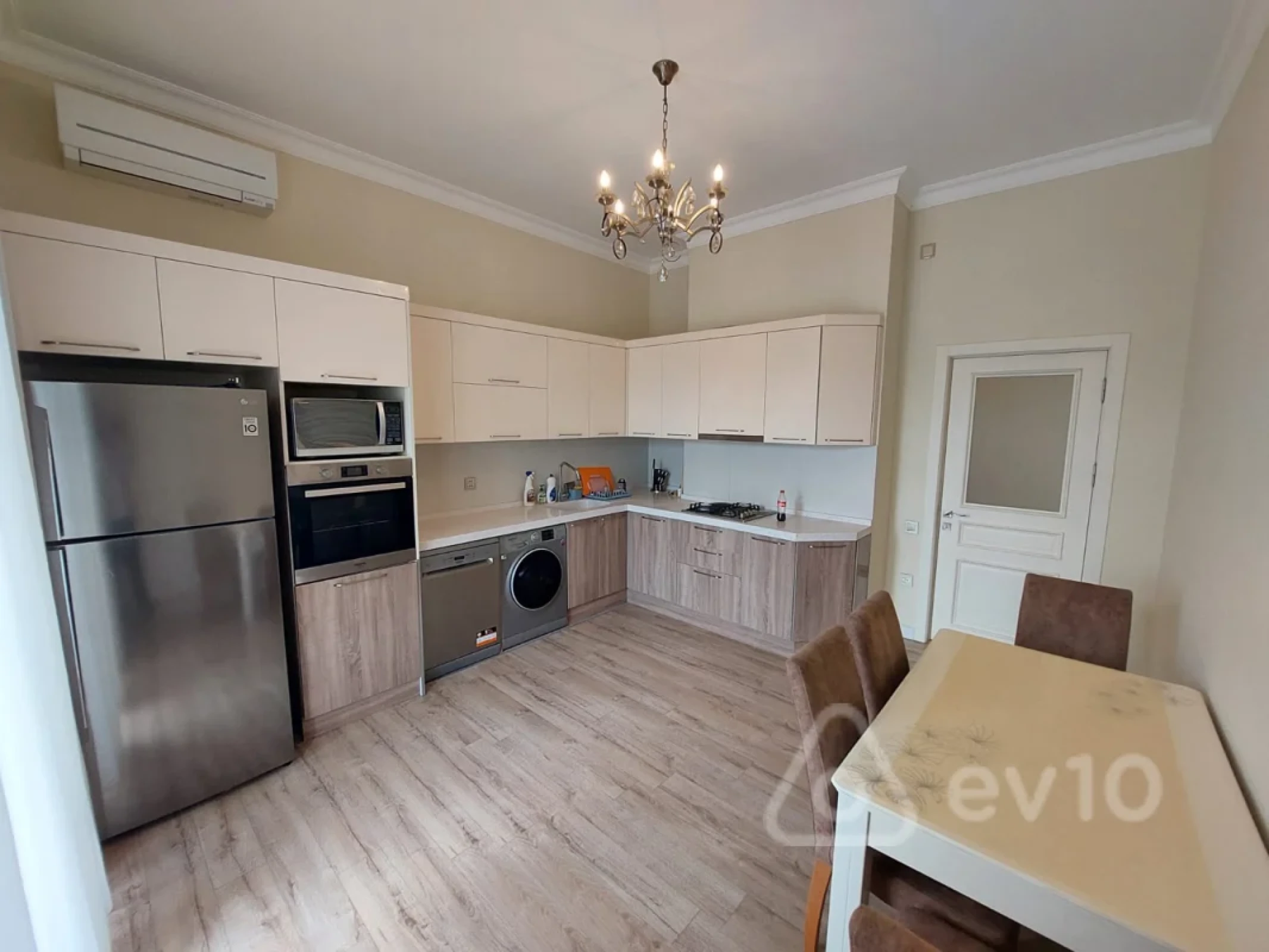 Kirayə verilir 3 otaqlı yeni tikili 145 m²