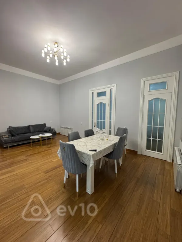Kirayə verilir 2 otaqlı köhnə tikili 80 m²
