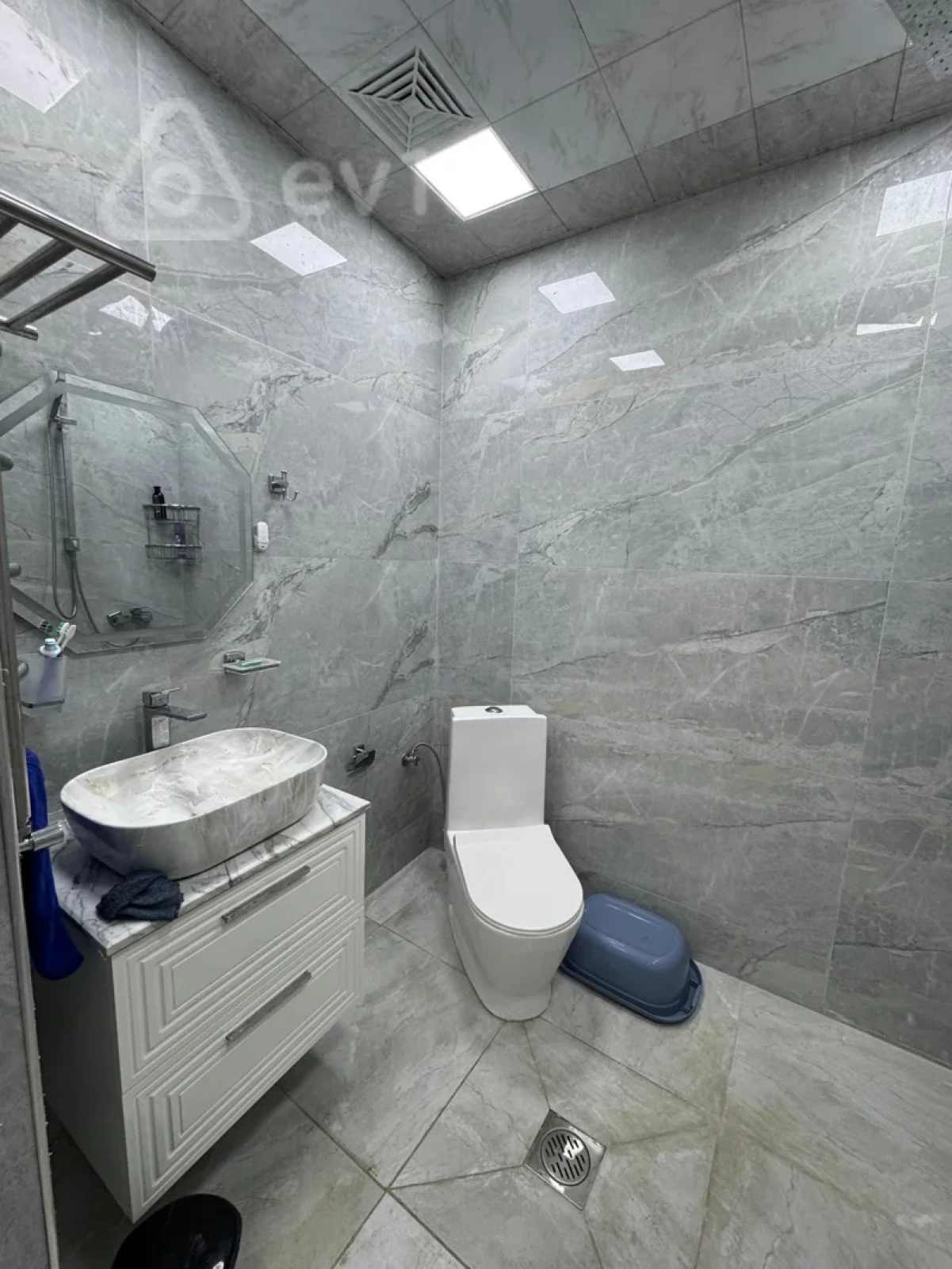 Kirayə verilir 2 otaqlı köhnə tikili 80 m²
