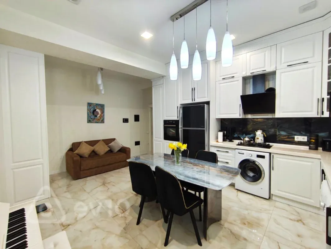 Kirayə verilir 4 otaqlı yeni tikili 130 m²