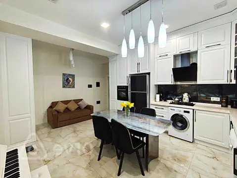 Kirayə verilir 4 otaqlı yeni tikili 130 m²