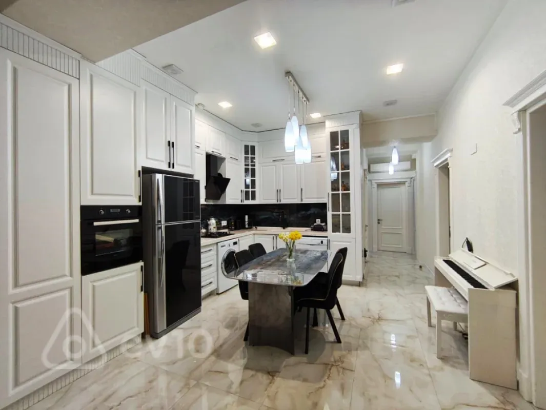 Kirayə verilir 4 otaqlı yeni tikili 130 m²