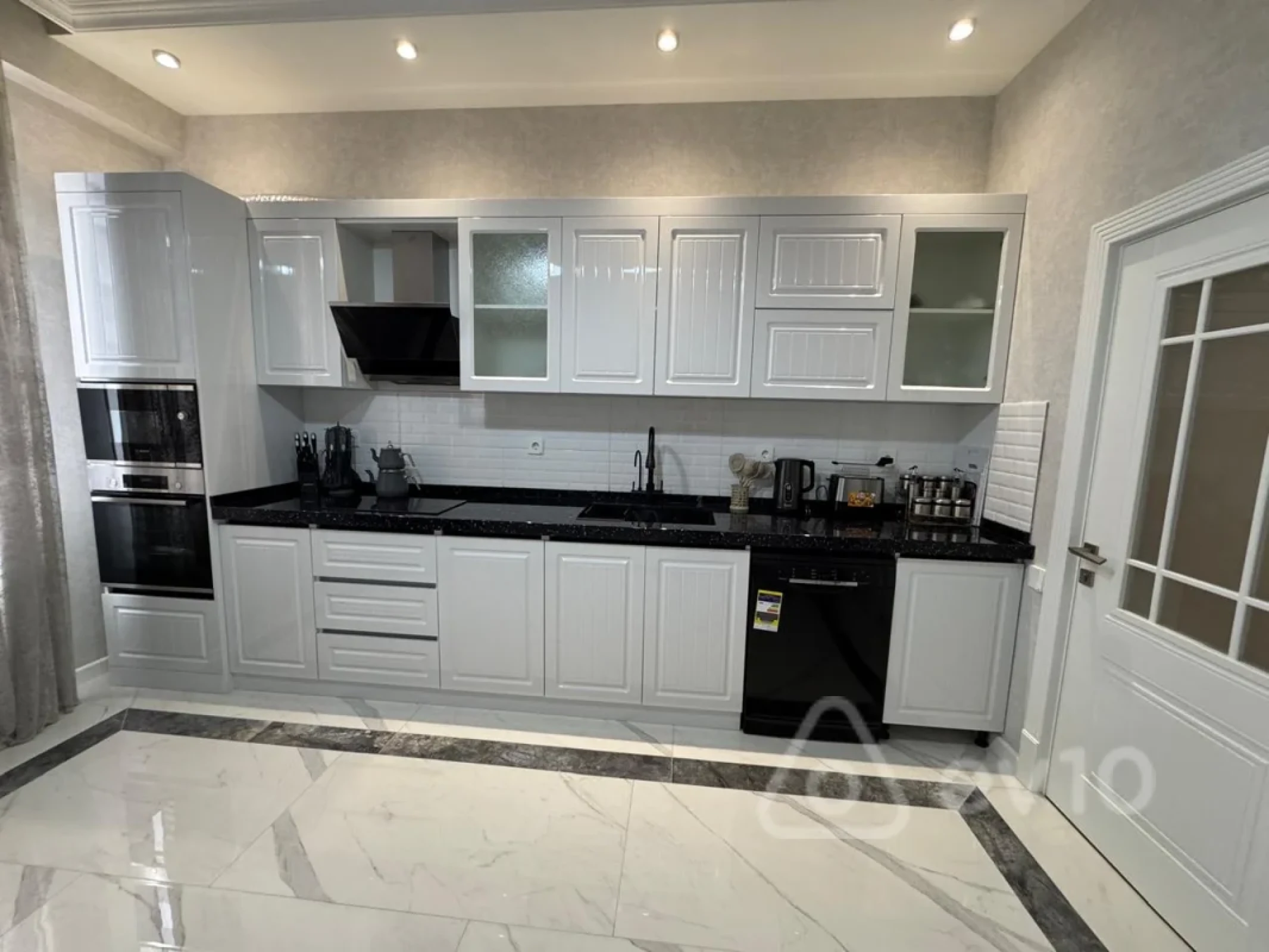 Kirayə verilir 3 otaqlı yeni tikili 140 m²