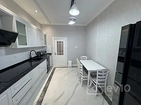 Kirayə verilir 3 otaqlı yeni tikili 140 m²