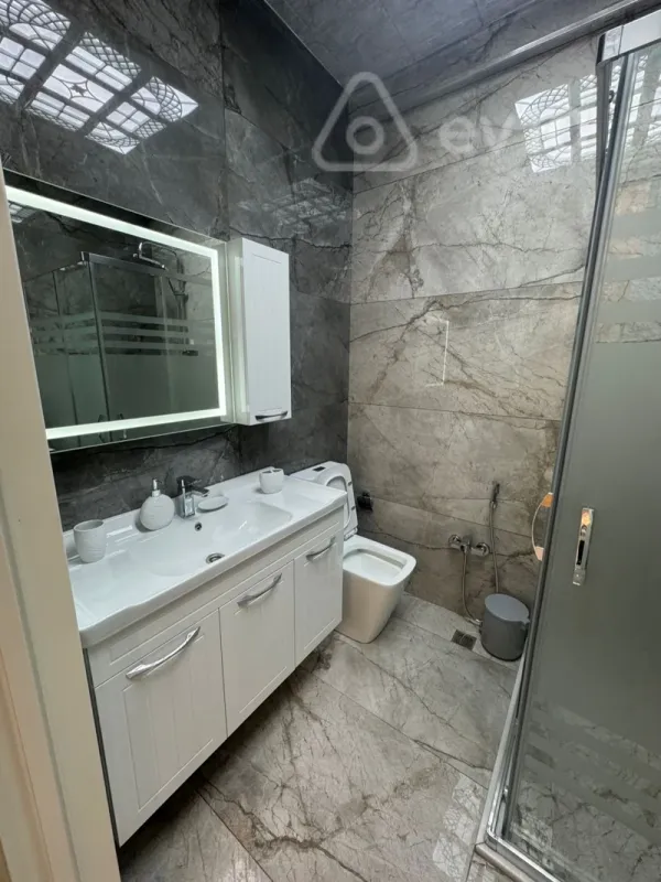 Kirayə verilir 3 otaqlı yeni tikili 140 m²