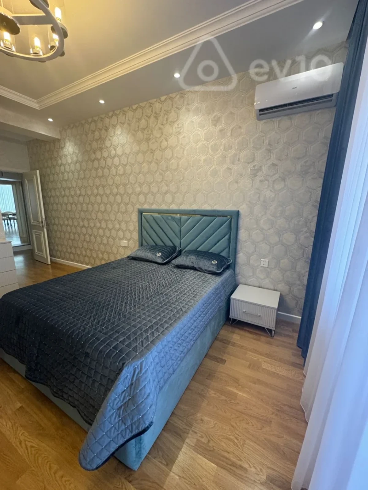 Kirayə verilir 3 otaqlı yeni tikili 140 m²