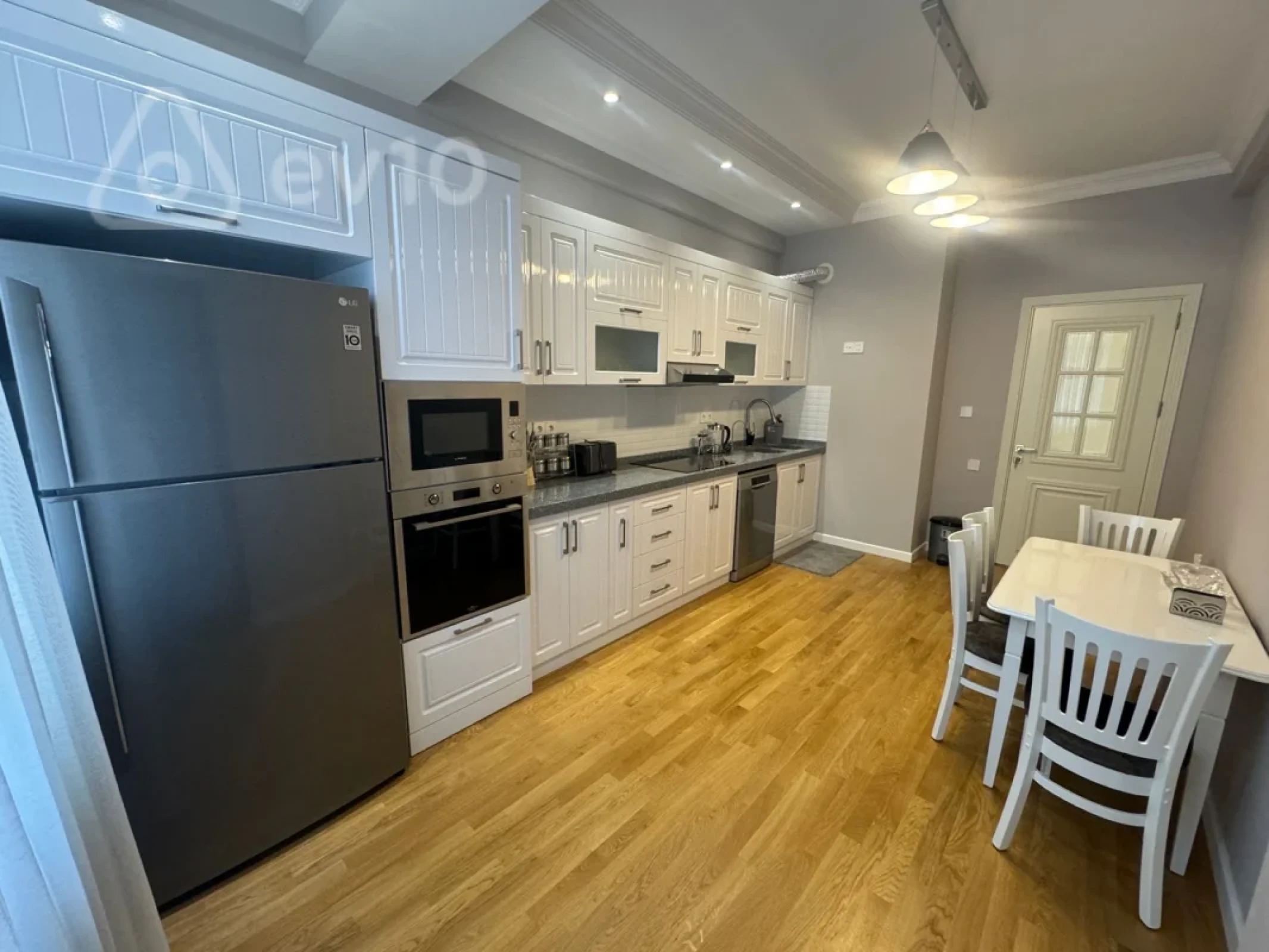 Kirayə verilir 3 otaqlı yeni tikili 140 m²