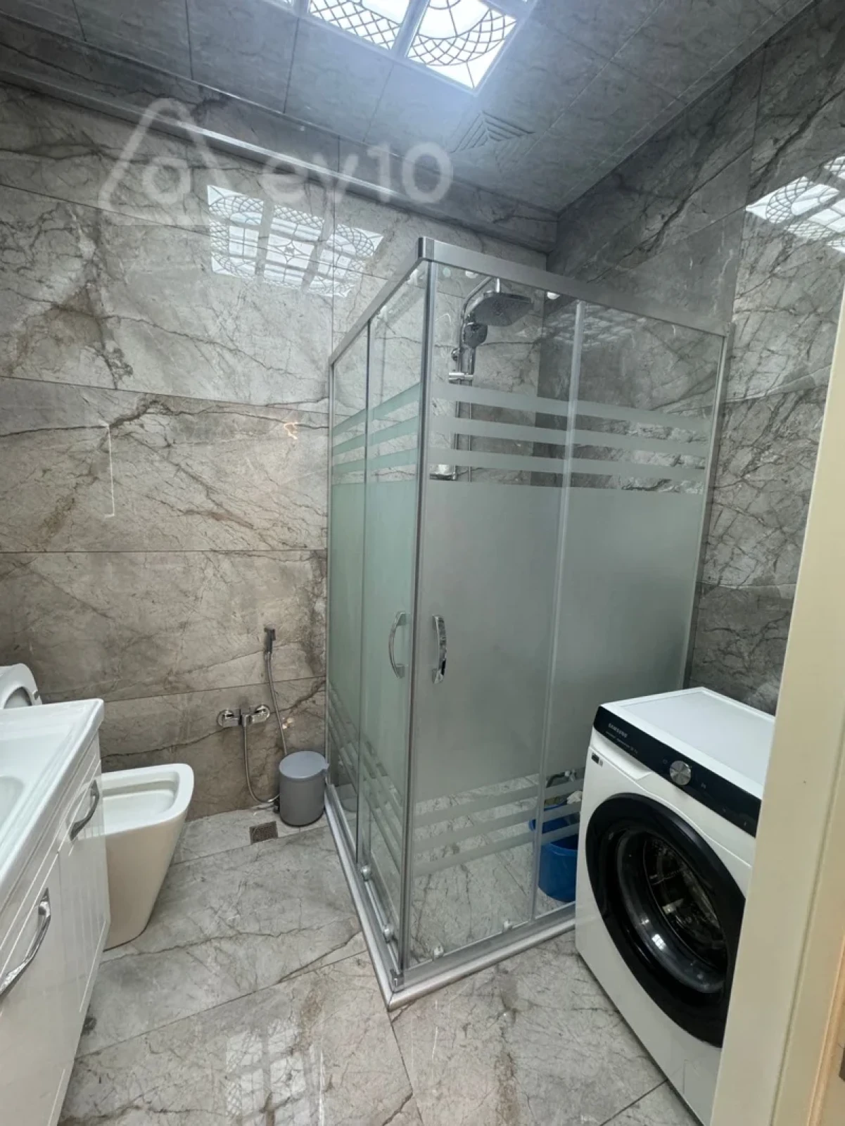 Kirayə verilir 3 otaqlı yeni tikili 140 m²