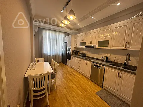 Kirayə verilir 3 otaqlı yeni tikili 140 m²