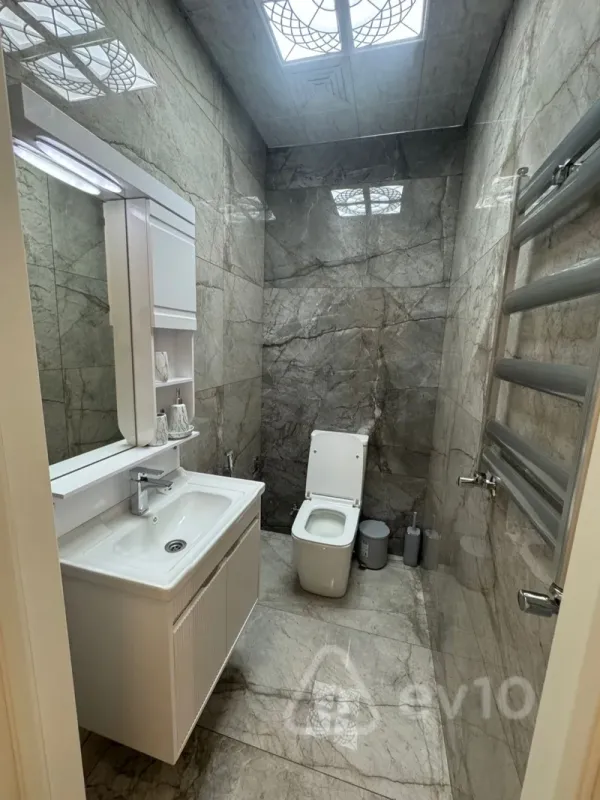 Kirayə verilir 3 otaqlı yeni tikili 140 m²