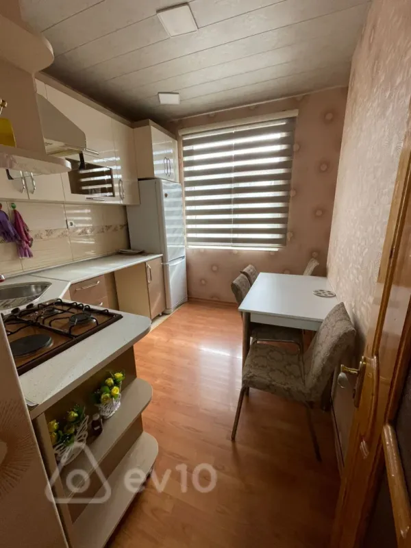 Kirayə verilir 3 otaqlı köhnə tikili 80 m²