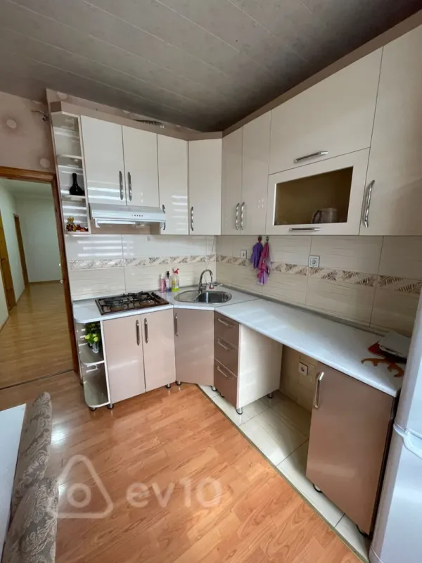 Kirayə verilir 3 otaqlı köhnə tikili 80 m²