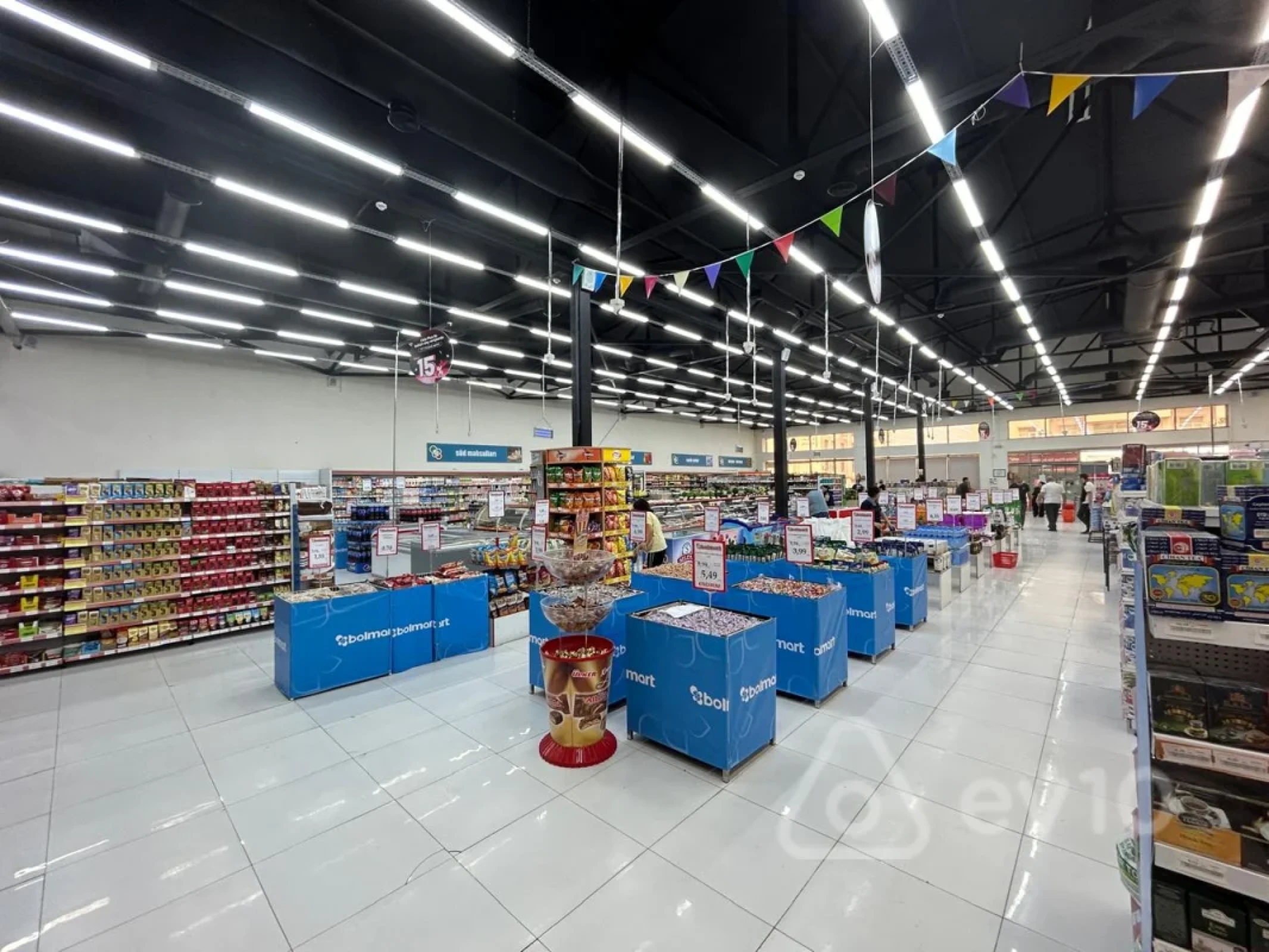 Satılır mənzil 1370 m²